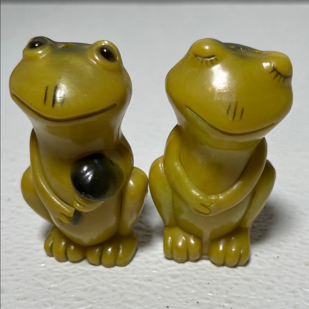 Vintage Frog Hard Plastic Salt & Pepper Shakers - Plastic Stoppers